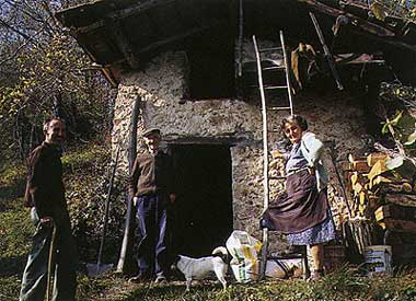 Vecchia abitazione con persone